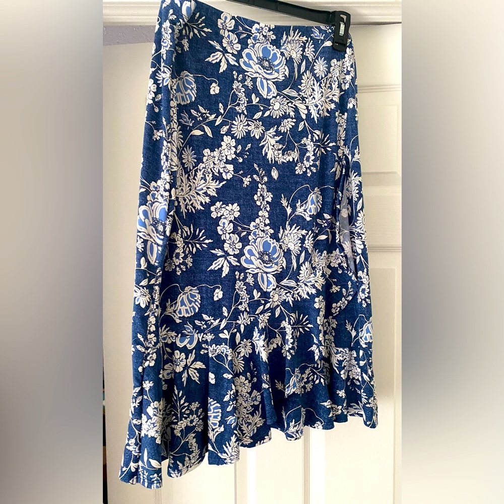 💙🤍 Frilly curve hugging skirt🤍💙